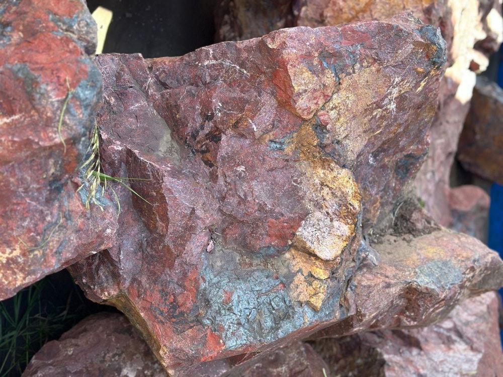 Камни для ландшафтного дизайна красно-фиолетовые 10-60 килограмм купить в Орехово-Зуевом