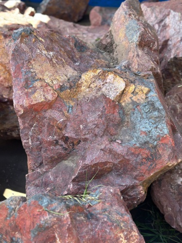 Камни для ландшафтного дизайна красно-фиолетовые 10-60 килограмм купить в Орехово-Зуевом