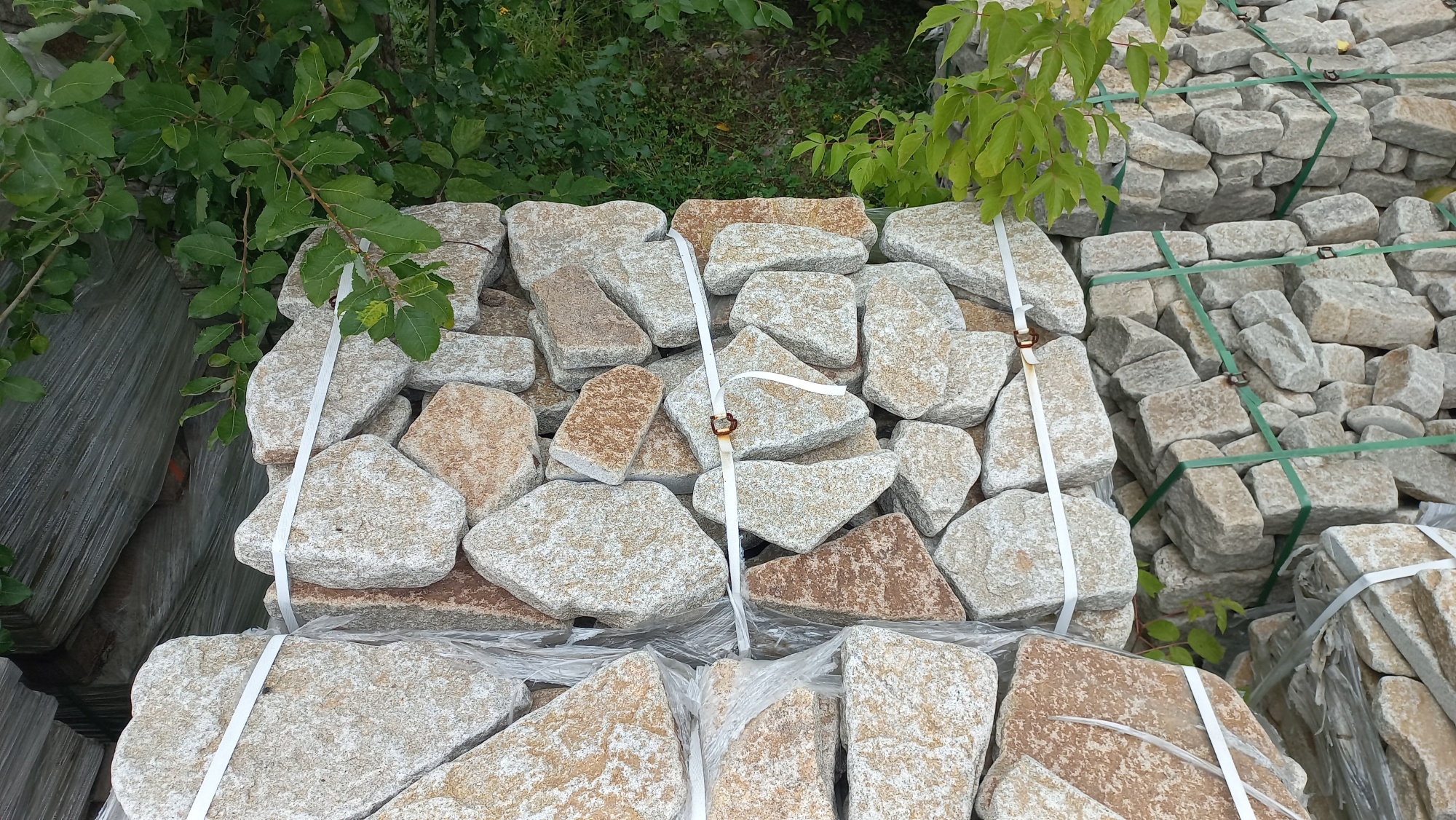 Плитняк галтованный гранитный для ландшафтного дизайна купить в Орехово-Зуевом