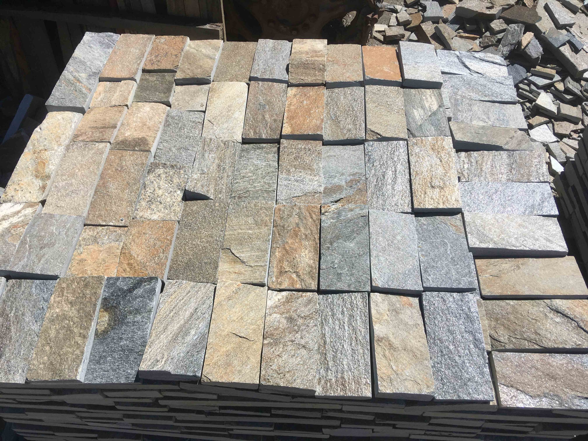 Плитка пилёная златолит Уральский для фасада купить в Орехово-Зуевом