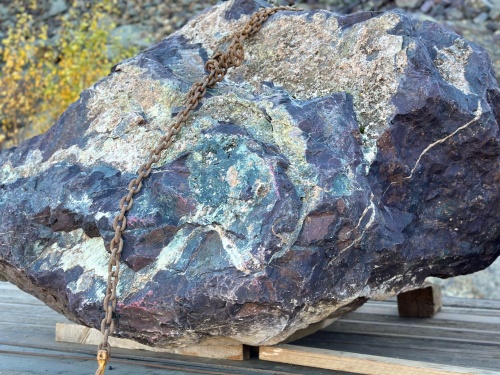 Огромные красно-фиолетовые валуны для ландшафтного дизайна весом более 5 тонн купить в Орехово-Зуевом