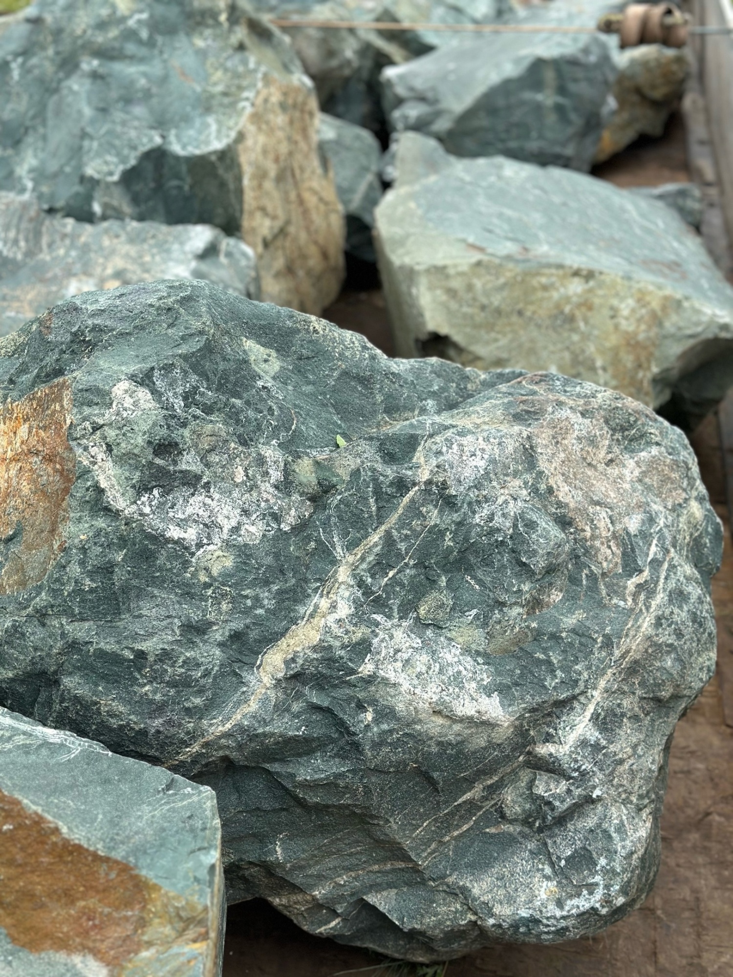 Камни для ландшафтного дизайна зелёные 10-60 килограмм купить в Орехово-Зуевом