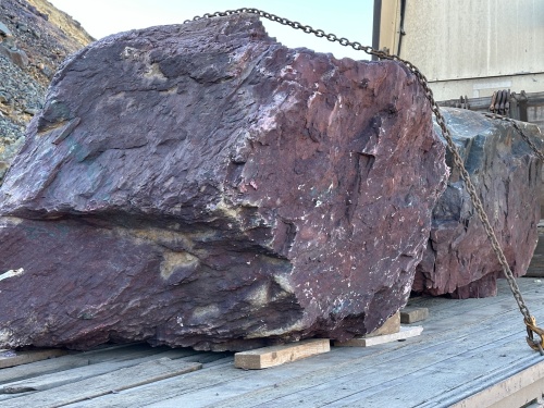 Огромные красно-фиолетовые валуны для ландшафтного дизайна весом более 5 тонн купить в Орехово-Зуевом