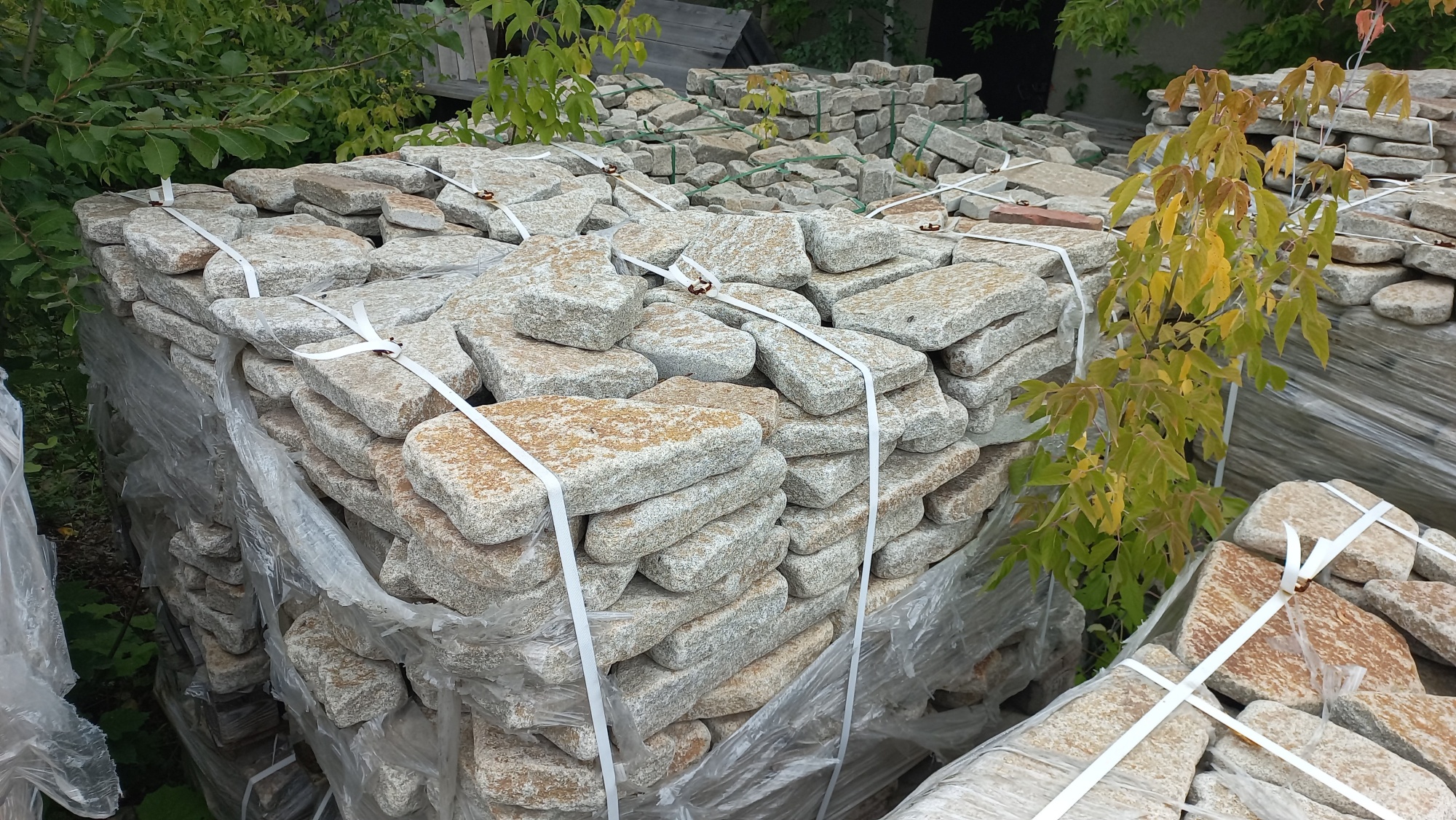 Плитняк галтованный гранитный для ландшафтного дизайна купить в Орехово-Зуевом