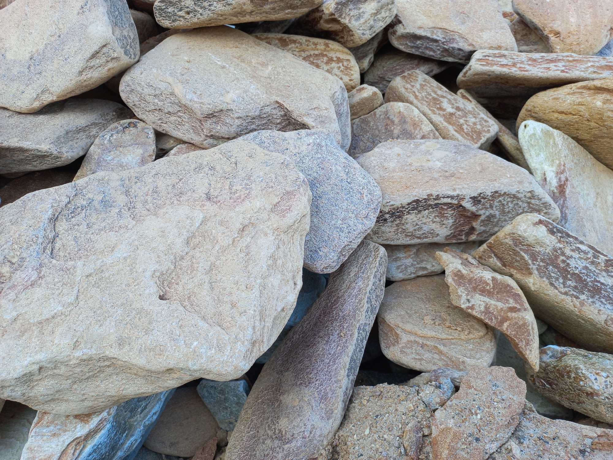 Златолит жёлтый, жёлто-зелёный глыбки и валуны для ланшафтного дизайна купить в Орехово-Зуевом