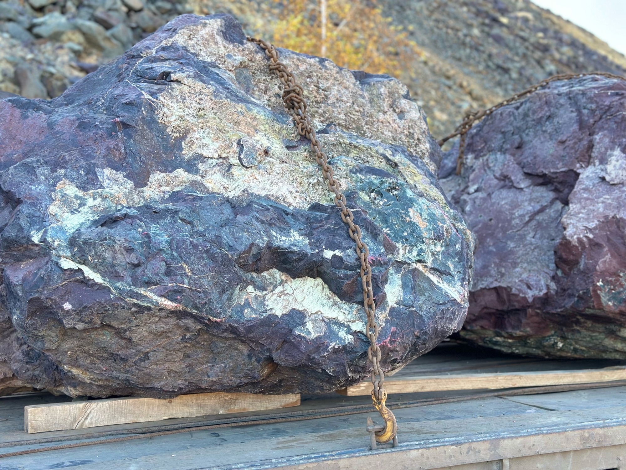 Огромные красно-фиолетовые валуны для ландшафтного дизайна весом более 5 тонн купить в Орехово-Зуевом